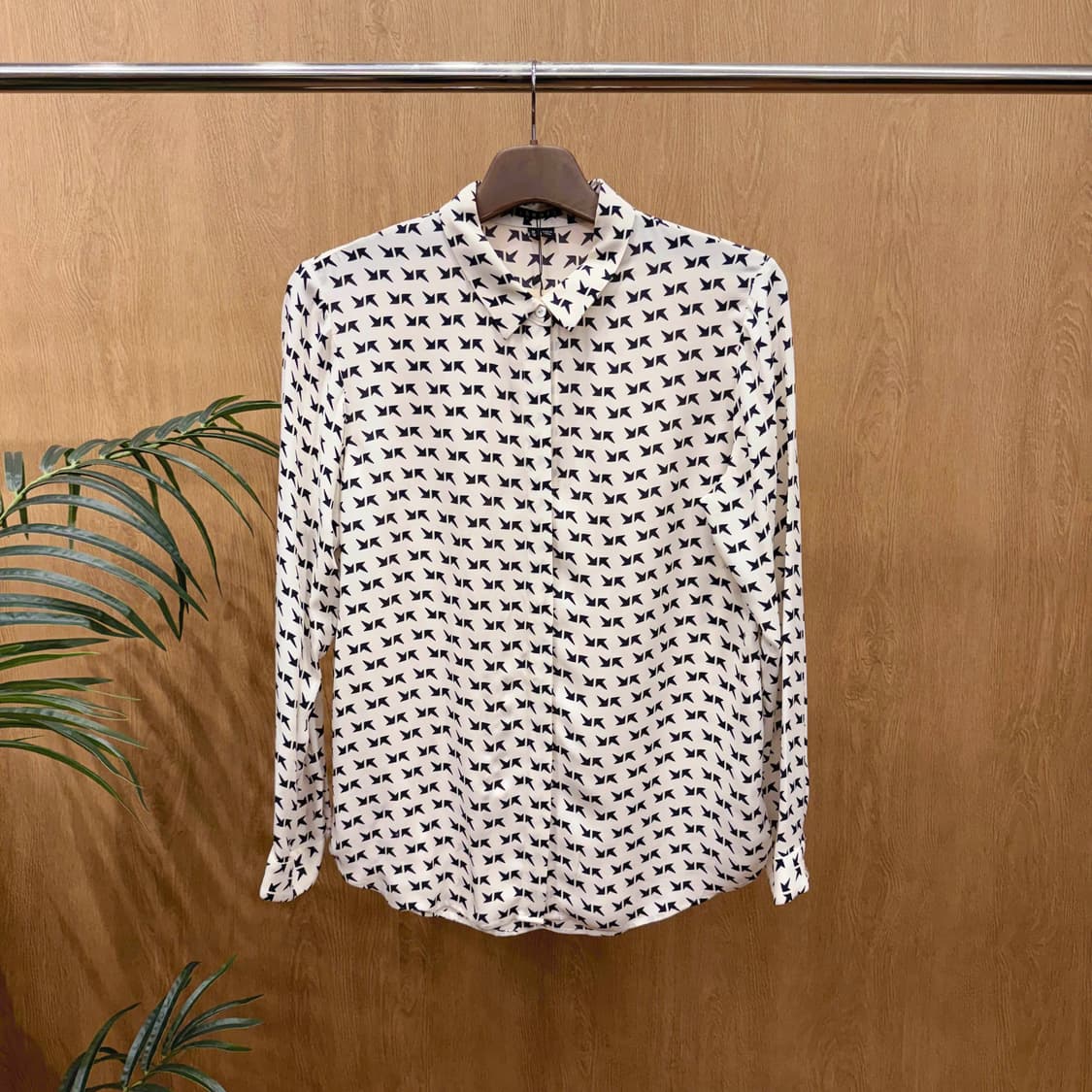 띠어리 실크 셔츠 블랙 패턴 프린트 버튼업 미니멀 아이보리 상품이미지1