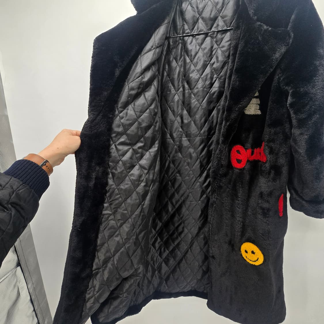 블랙 퍼 코트 패치 장식 상품이미지5