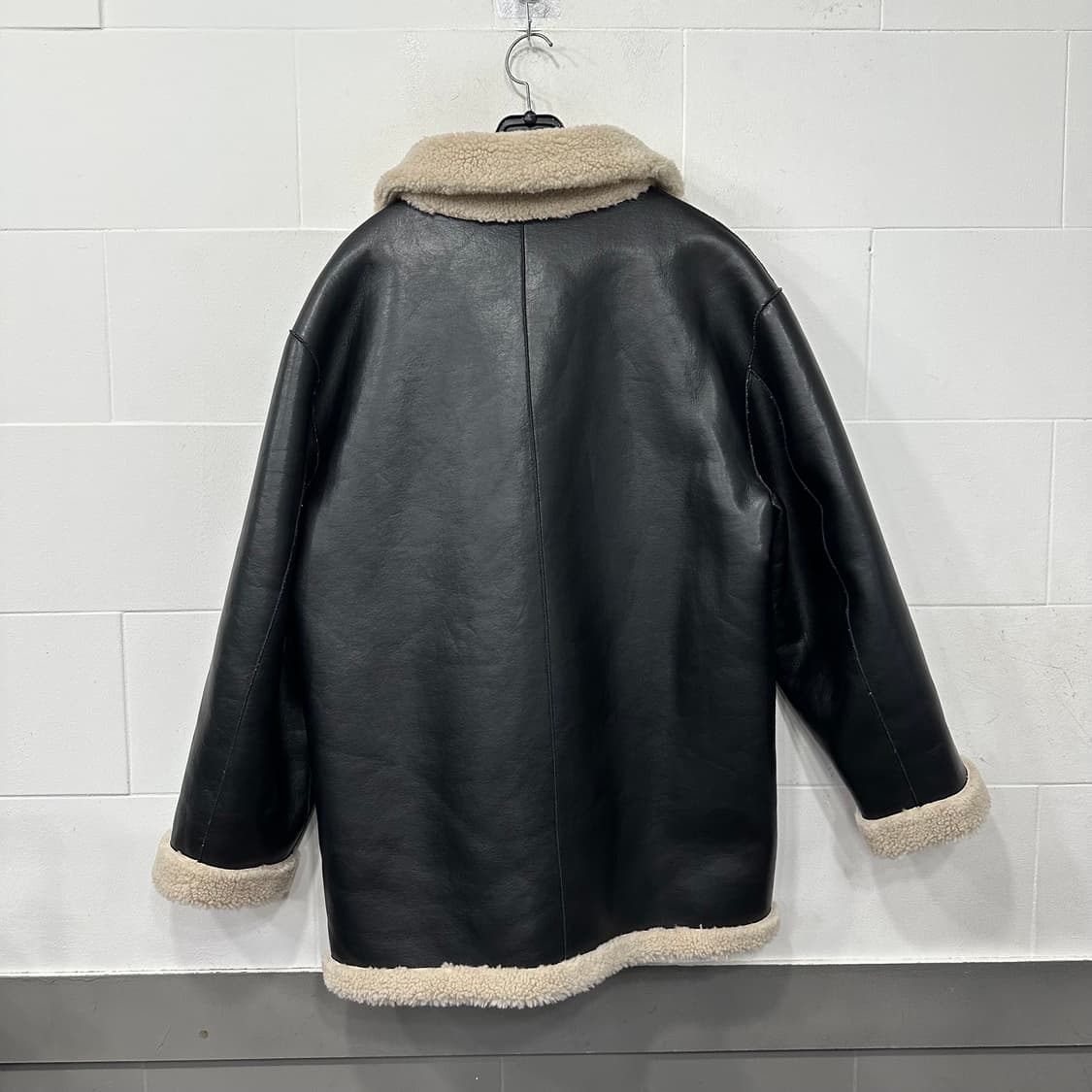 무신사스탠다드 우먼즈 리버시블 비건 레더 시어링 하프 코트 상품이미지3