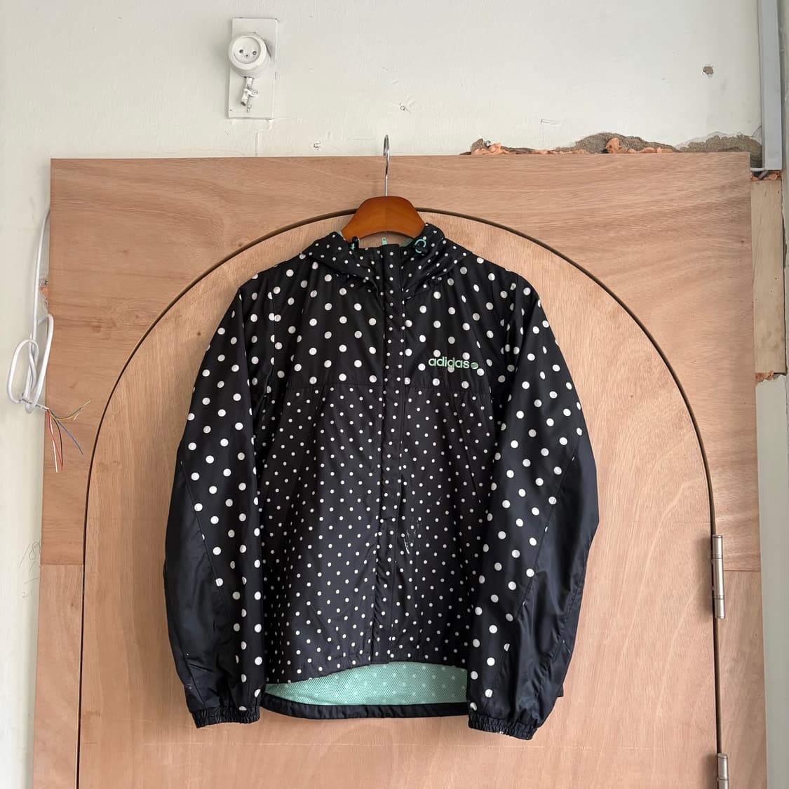 아디다스 네오 라벨 물방울 패턴 후드 바람막이 상품이미지1