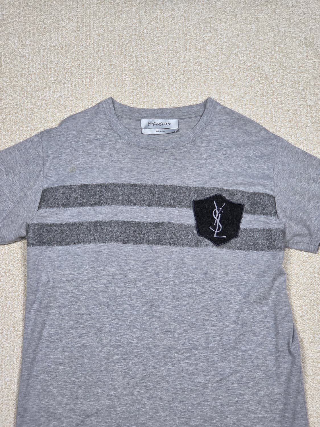 [입생로랑] YSL 쉴드 패치 스트라이프 반팔 티셔츠 | S00140 상품이미지2