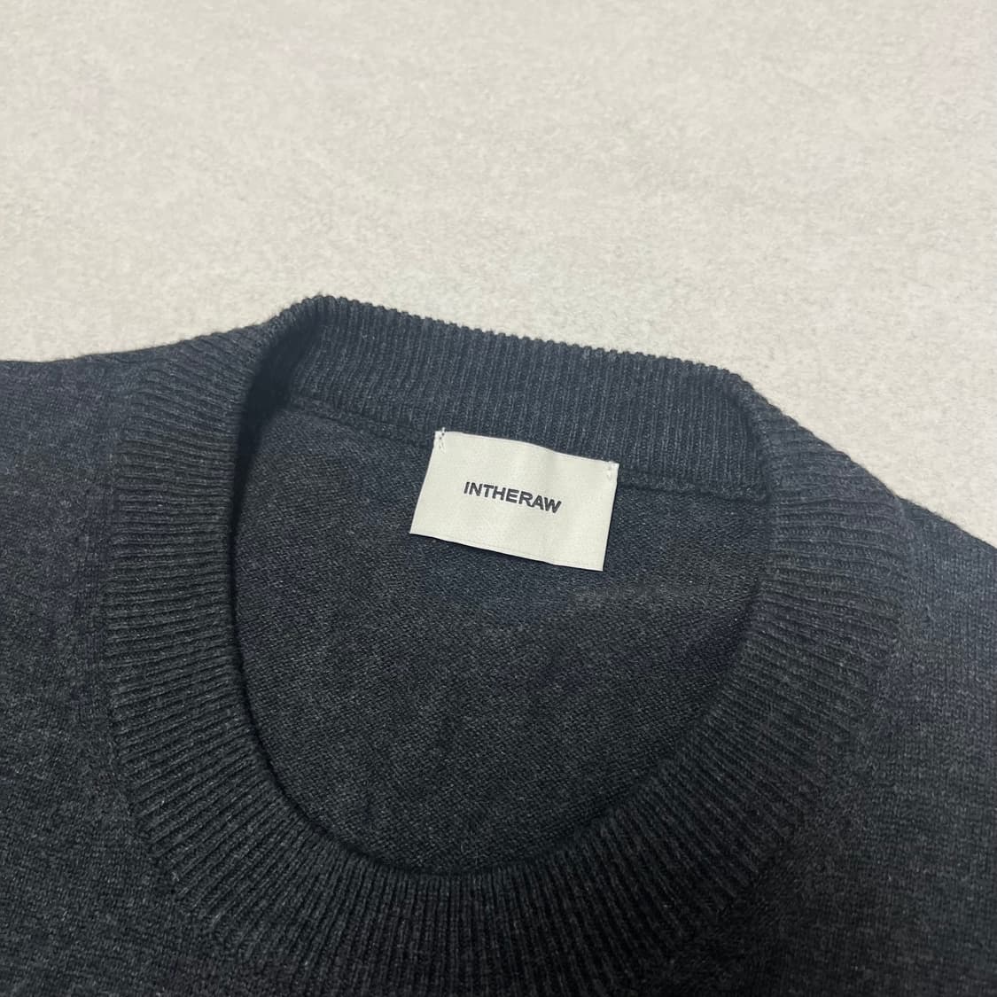 인더로우 라운드넥 니트 차콜 상품이미지2