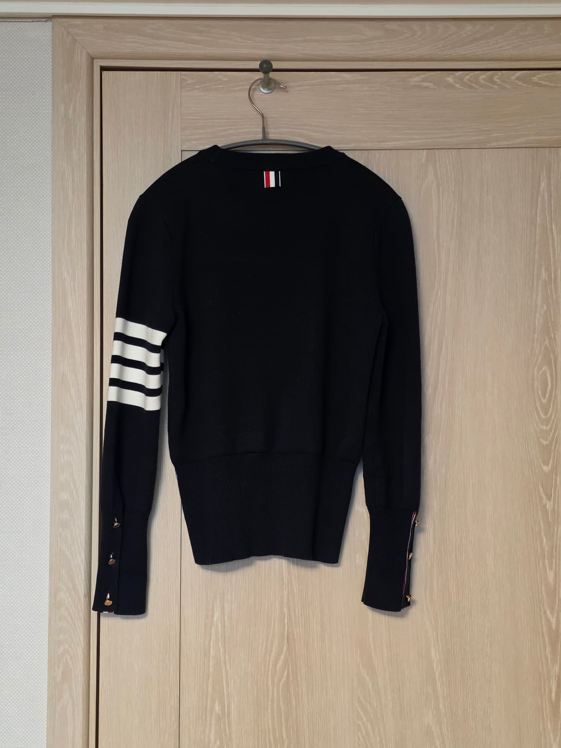 [40사이즈] 톰브라운 밀라노스티치 3버튼 여성 니트 네이비 상품이미지7