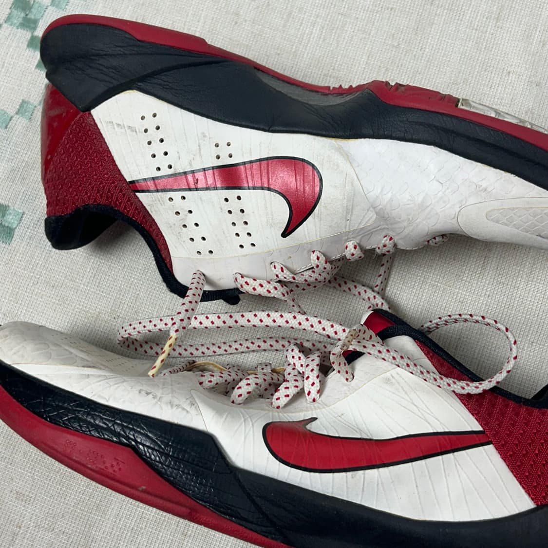 [NIKE] 나이키 줌 코비 5 화이트 바시티 레드 상품이미지2
