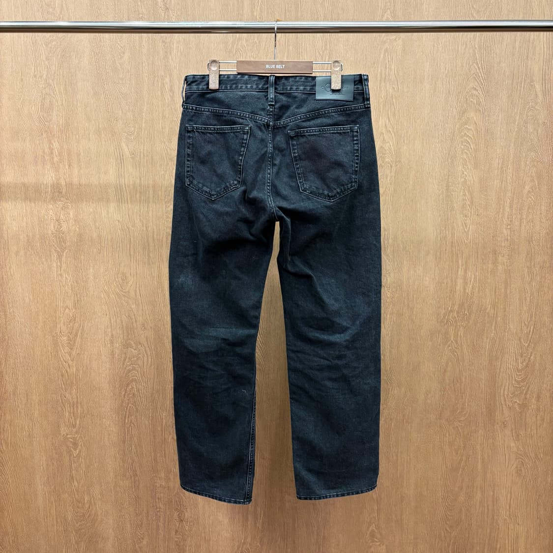 캘빈클라인 데님 팬츠 워치 포켓 밴딩 로고 백 포켓 디테일 레귤러핏 흑청 상품이미지3