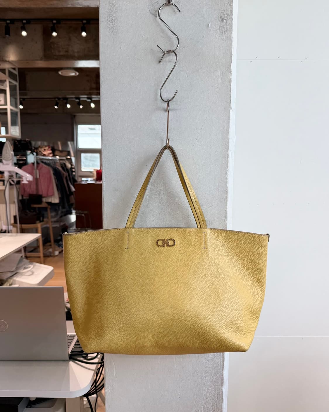 살바토레 페라가모 옐로우 간치니 레더 토트백  상품이미지2