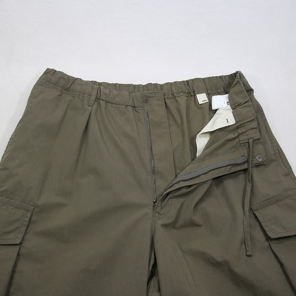 (착용컷) 유니클로 와이드 밴딩 카고 팬츠 (남성용 XL) 상품이미지5