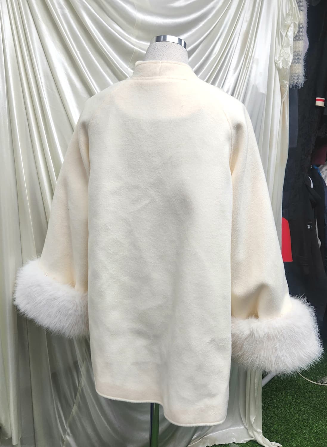 “아이보리 퍼 소매 코트 / 고급스러운 골드버튼 A라인” 상품이미지3