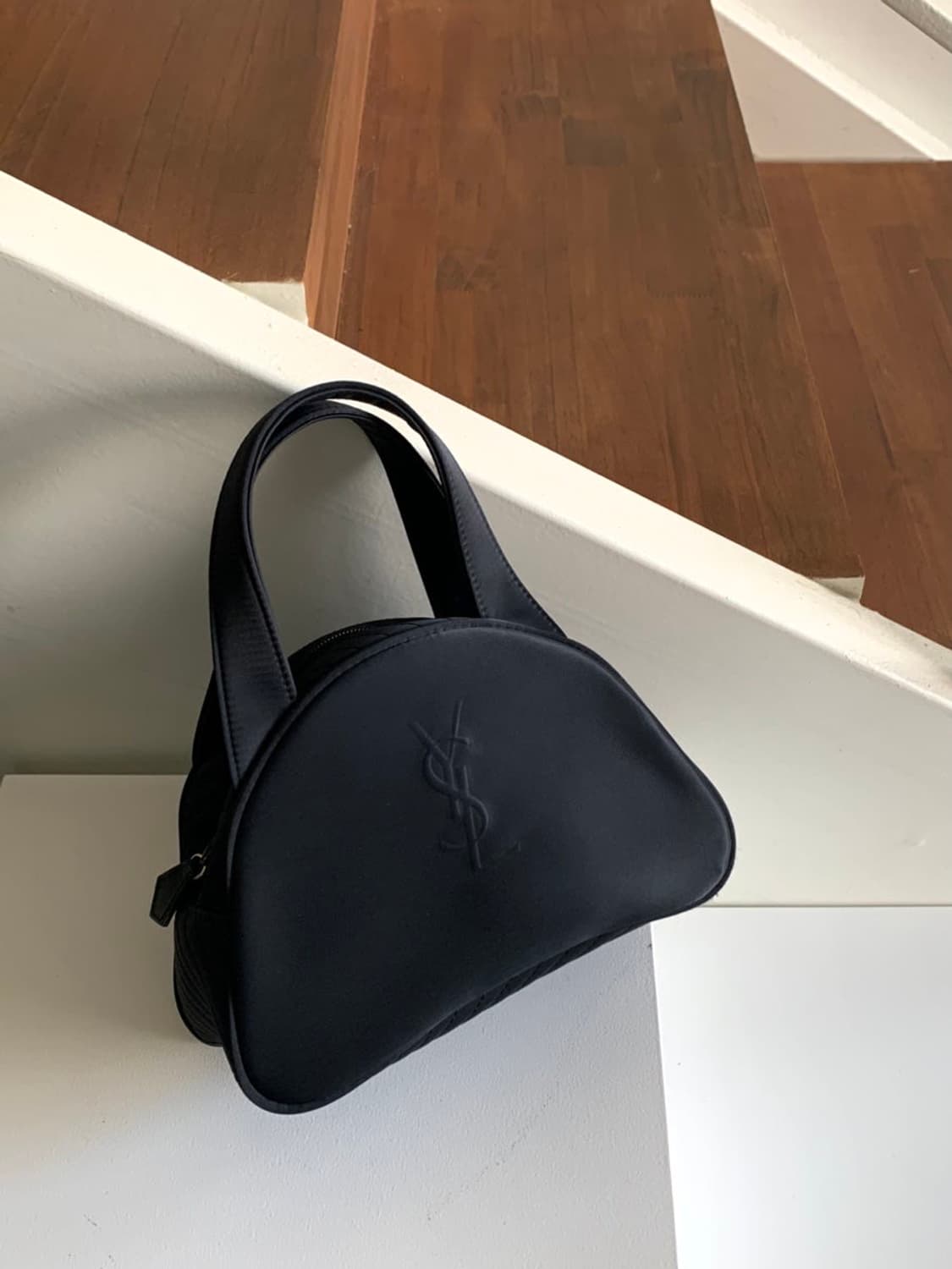 입생로랑 나일론 하프문 미니백 상품이미지3