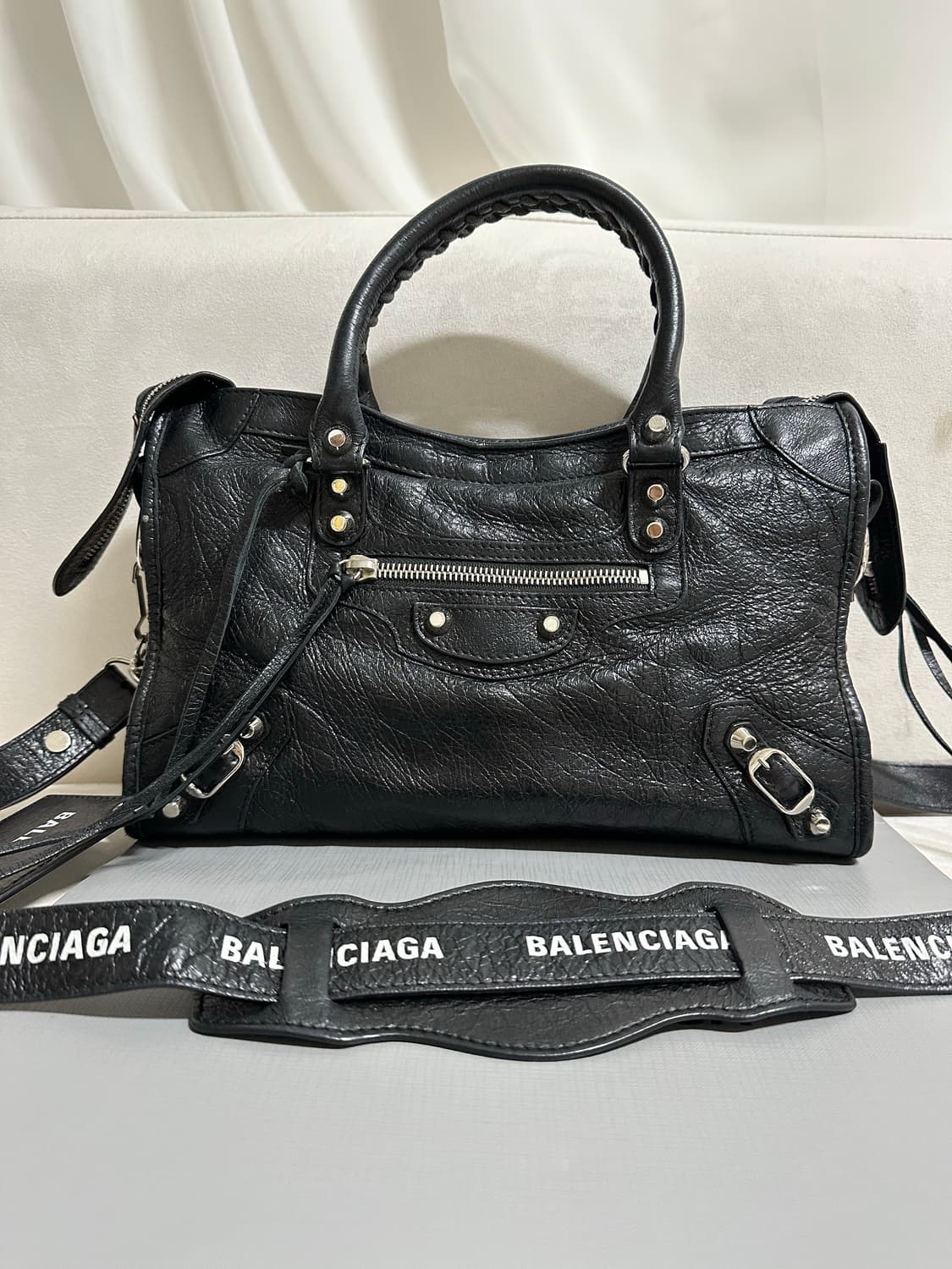 [A+ 정품] 발렌시아가 로고스트랩 시티 모터백 스몰 블랙 상품이미지7