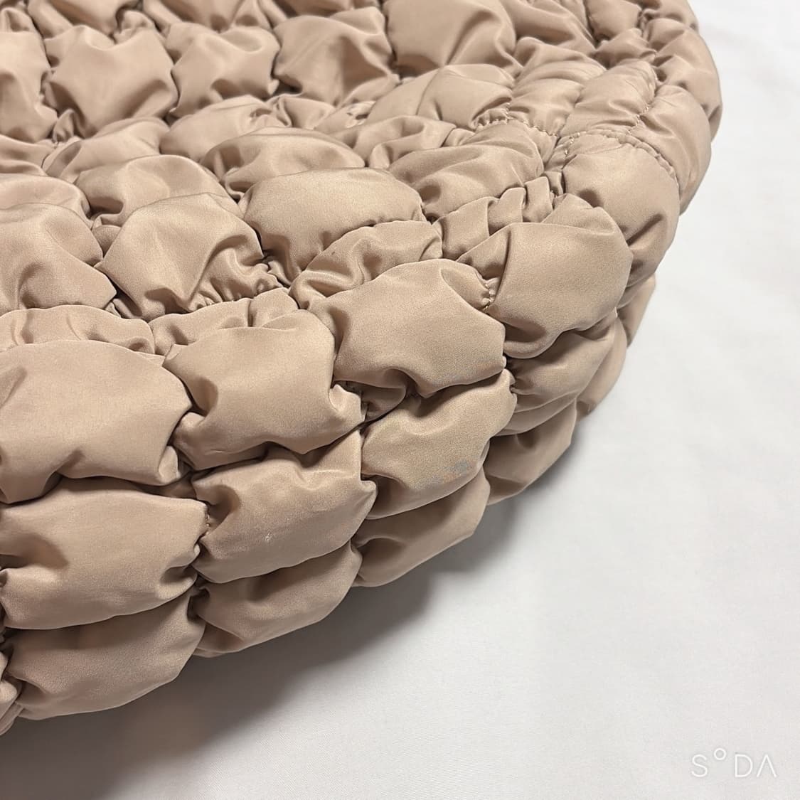 코스 오버사이즈 퀄팅백 구름백 베이지 상품이미지6