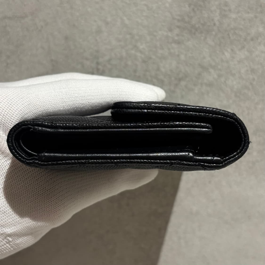 A+ OS사이즈 샤넬 CC로고 캐비어 플랩 반지갑 블랙 (내장칩) 상품이미지5