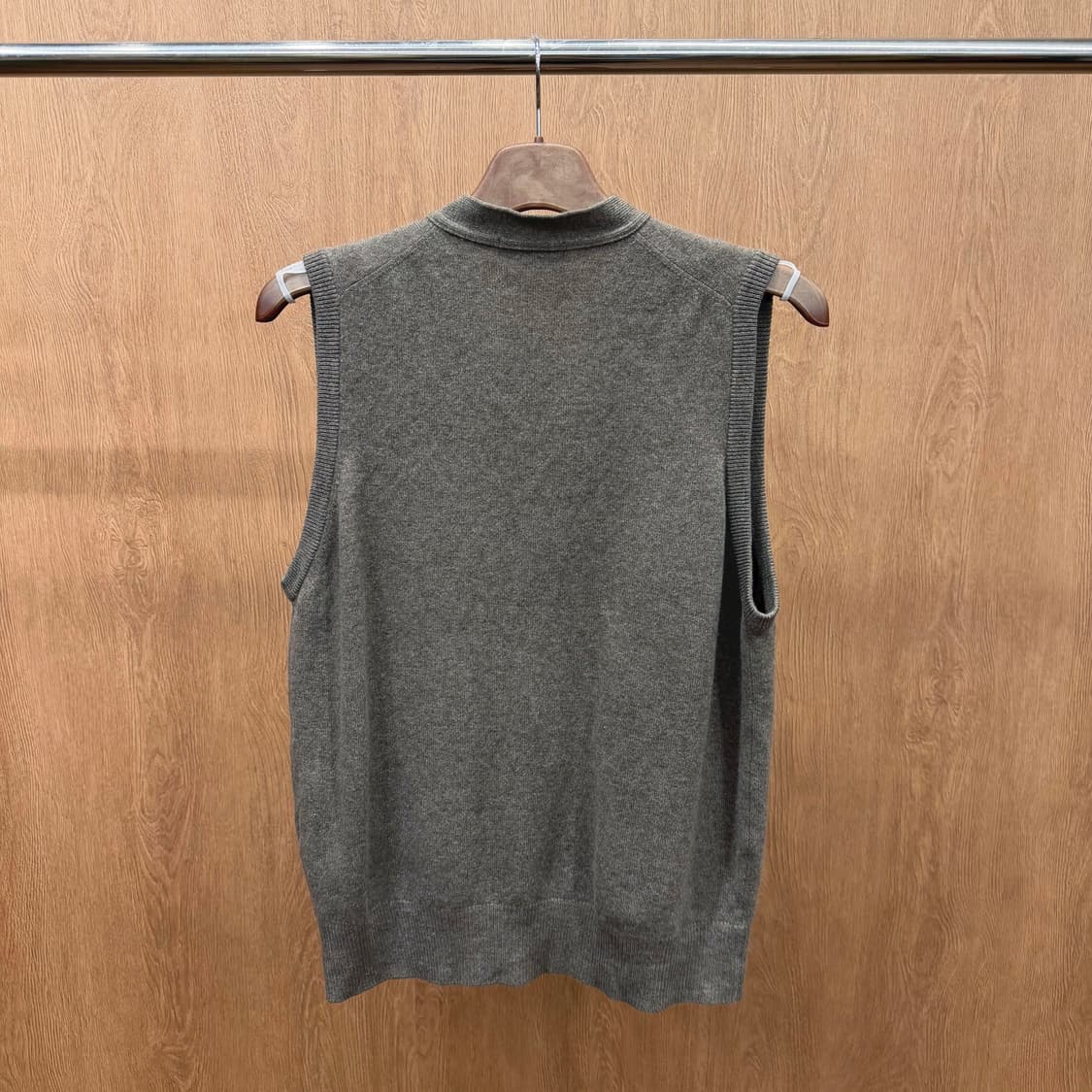 버버리 딥 브이넥 니트 베스트 버튼 업 나이트 로고 자수 디테일 브라운 상품이미지3