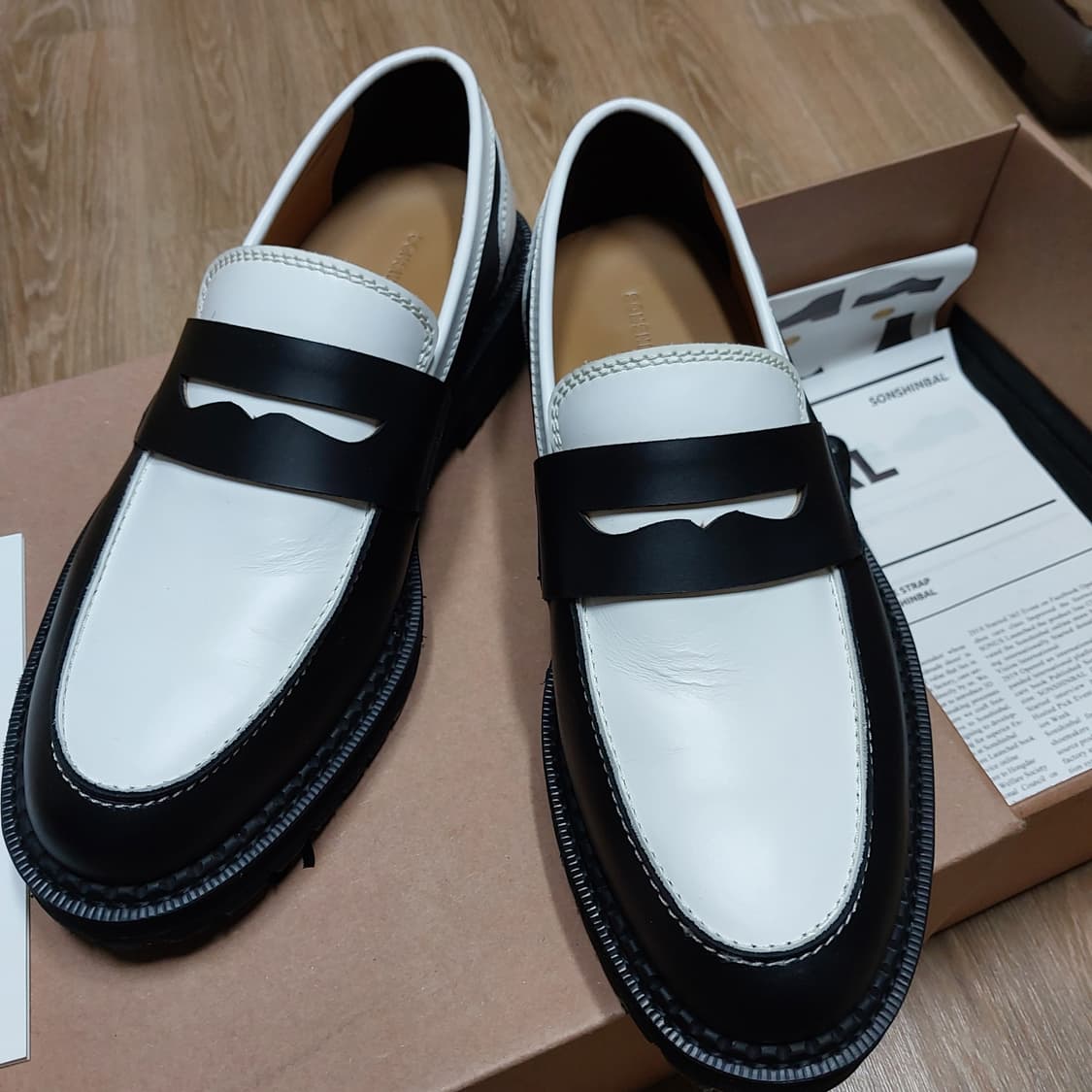 손신발 로퍼 콤비 블랙/화이트 상품이미지1