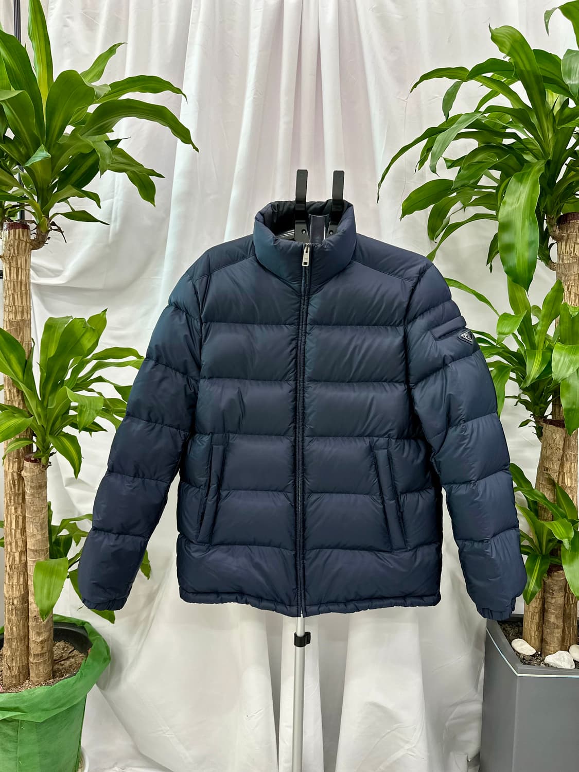 [정품] 프라다 트라이앵글 로고 다운 패딩 네이비 상품이미지1