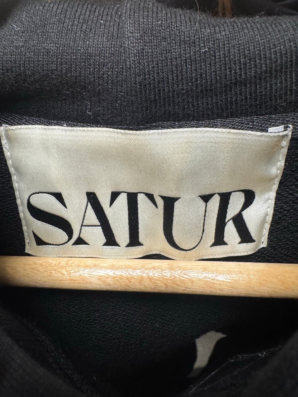 SATUR 세터 리벳 아플리케 포켓 로고 블랙 후드티 L 상품이미지7