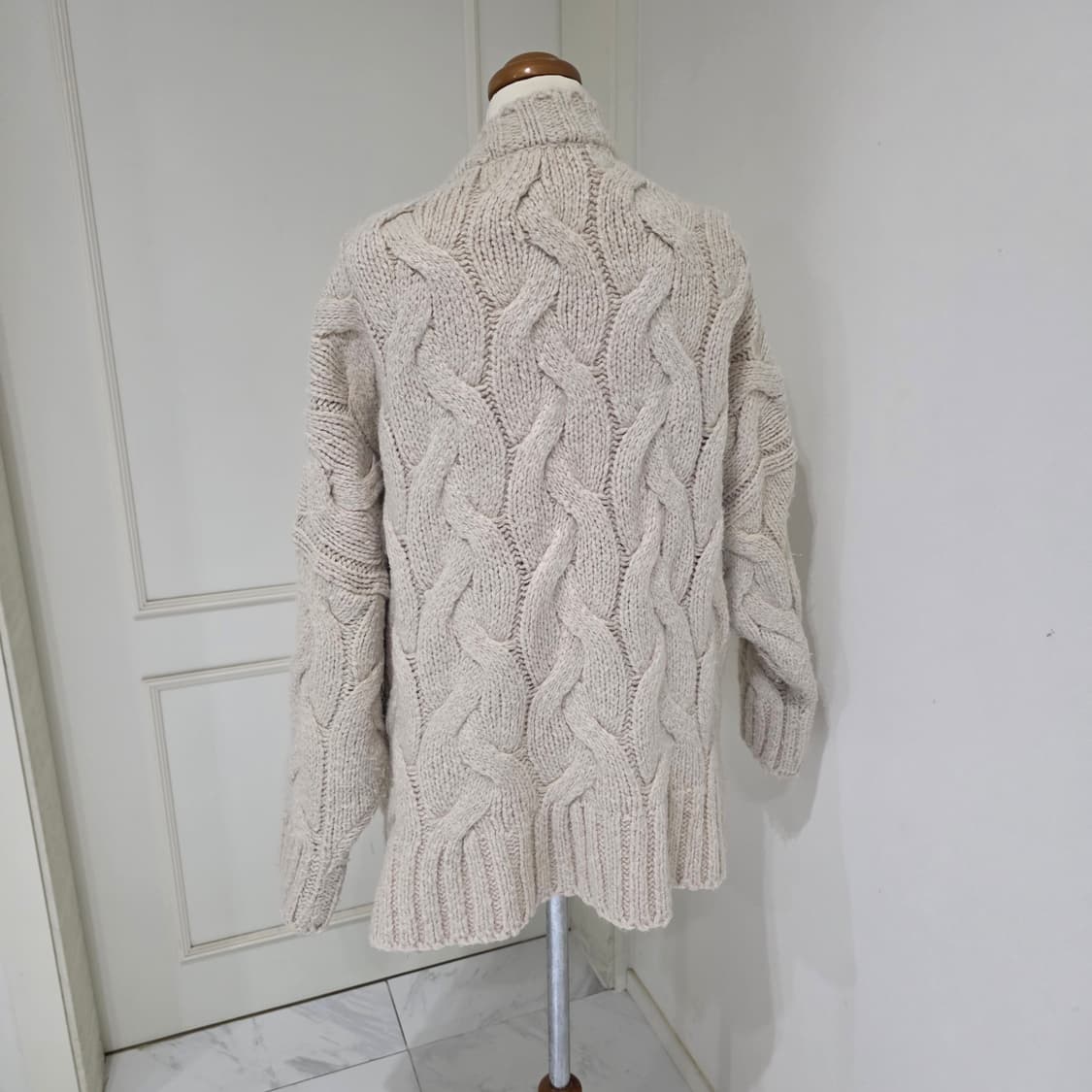 빈티지)하구미모리걸st 오트밀 라떼갸루 아이보리 케이블 니트 가디건 상품이미지3