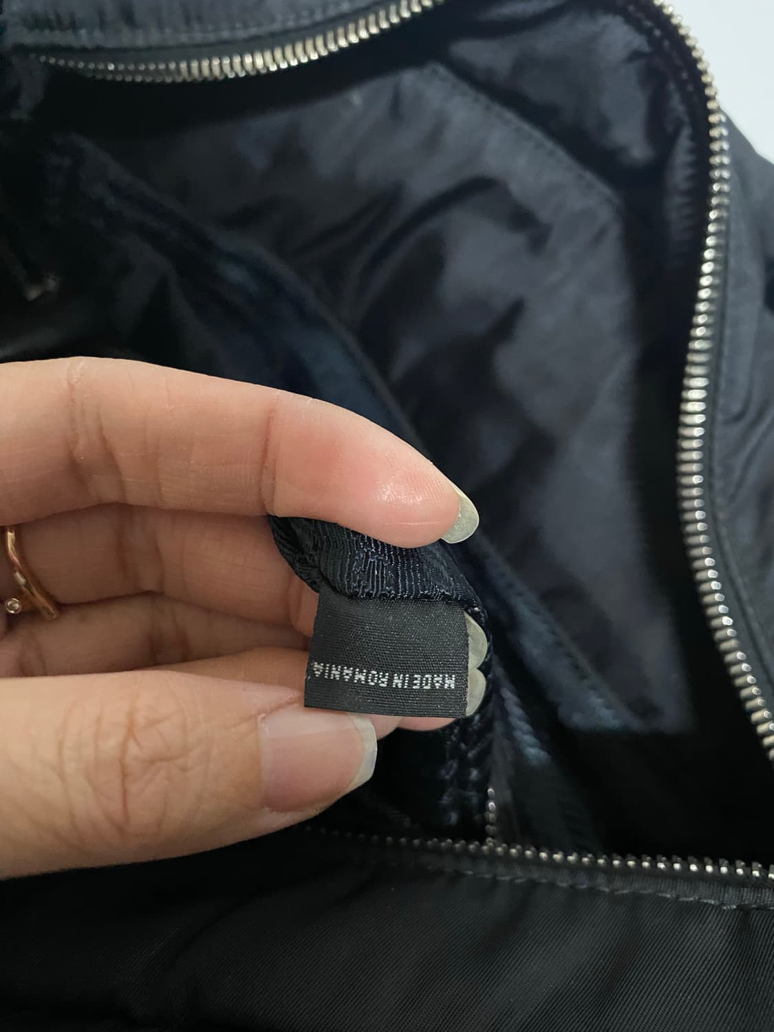 프라다 테수토 봄버 나일론 블랙 핸드백 상품이미지3