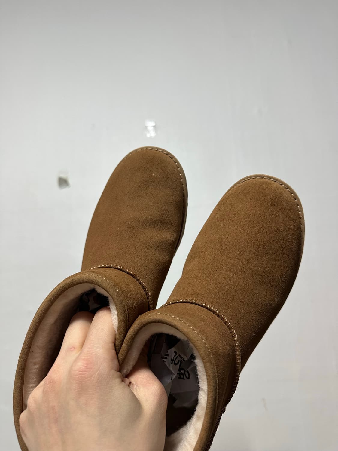 어그 UGG 미니 로고 집업 부츠 체스터넛  상품이미지4