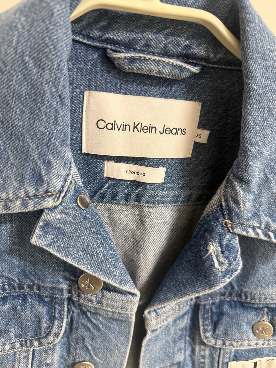 제니 착용 CK 미드블루 크롭 90s 데님 재킷 J220658 상품이미지2