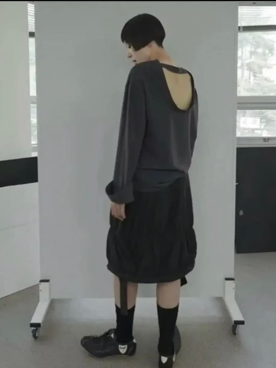 에옹쓰 가든 백리스 블라우스 차콜 상품이미지2