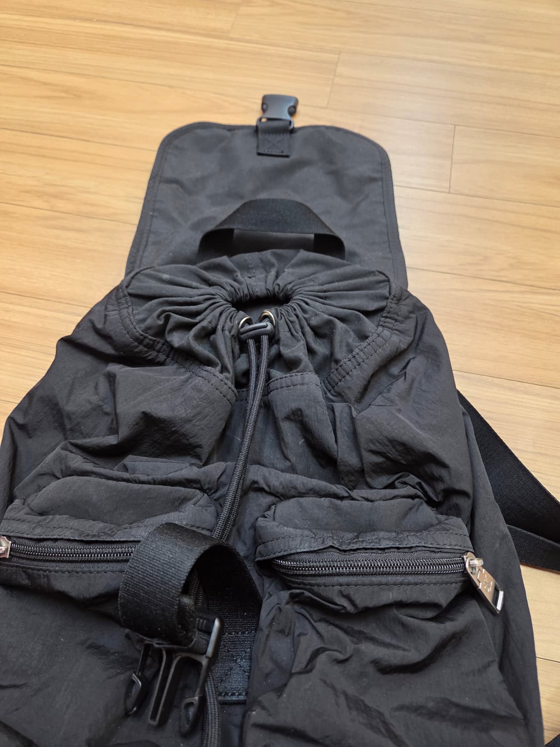 캘빈클라인 블랙 나일론 백팩입니다. 가로 약 25cm, 세로 약 37cm 상품이미지5