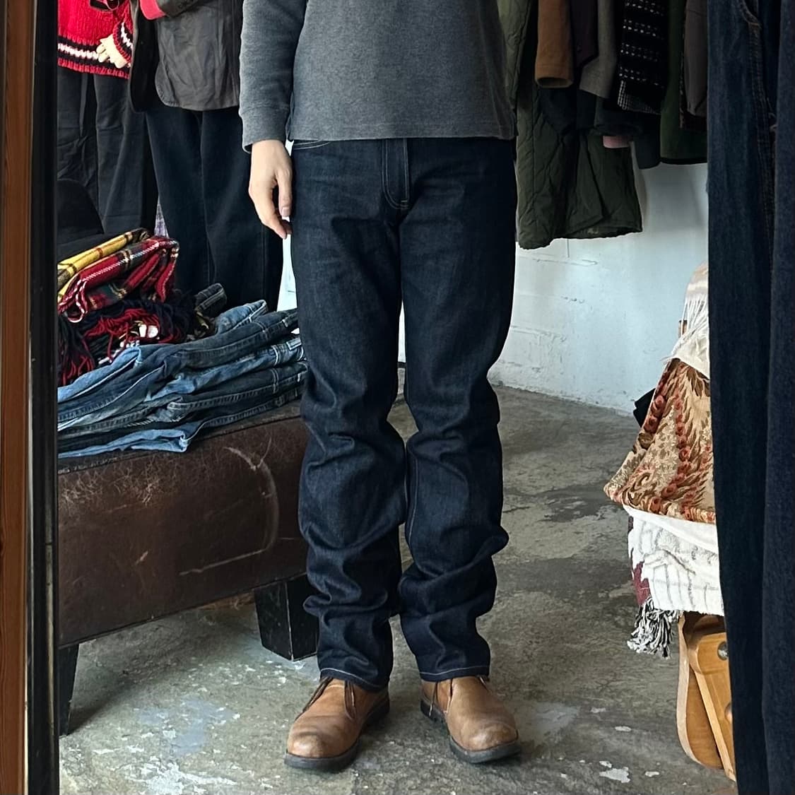 (착용컷) 유니클로 셀비지 진 (남성용 33.5) 상품이미지3