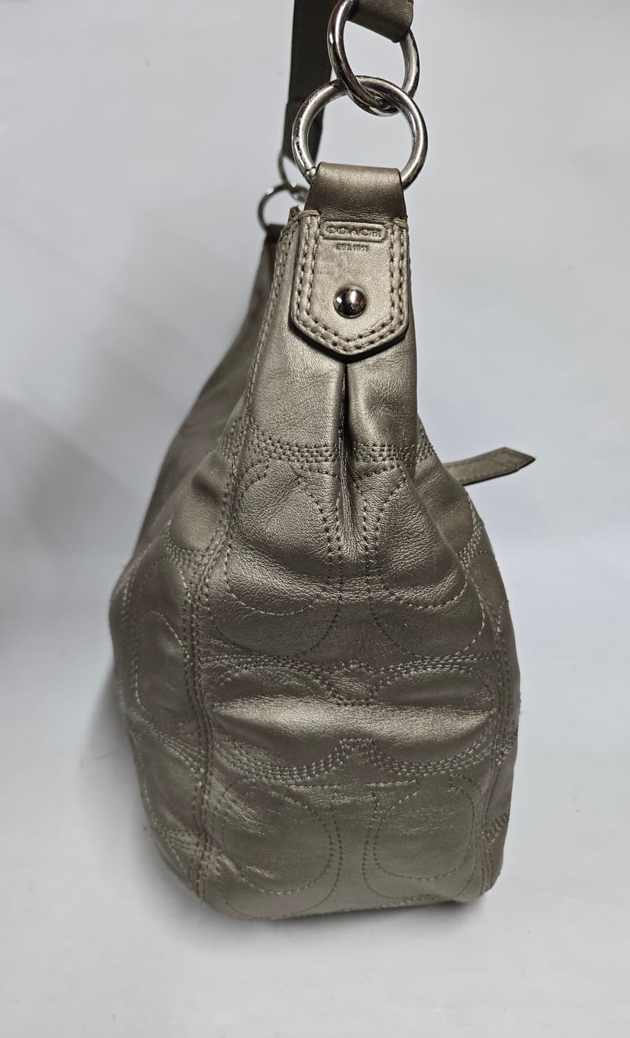 코치 시그니처 숄더백 골드 상품이미지3