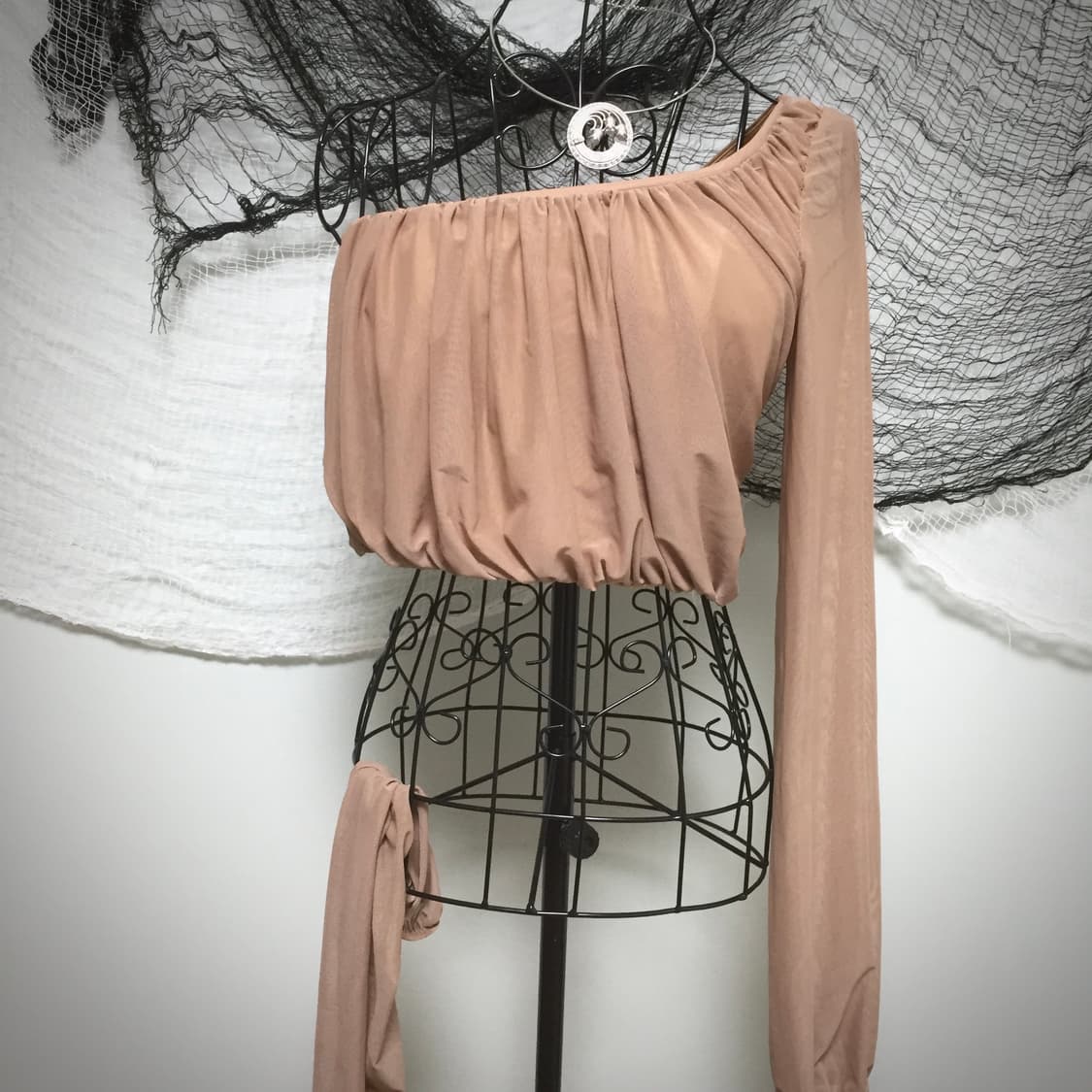 갸루 see-through shirring off-shoulder Top 상품이미지7