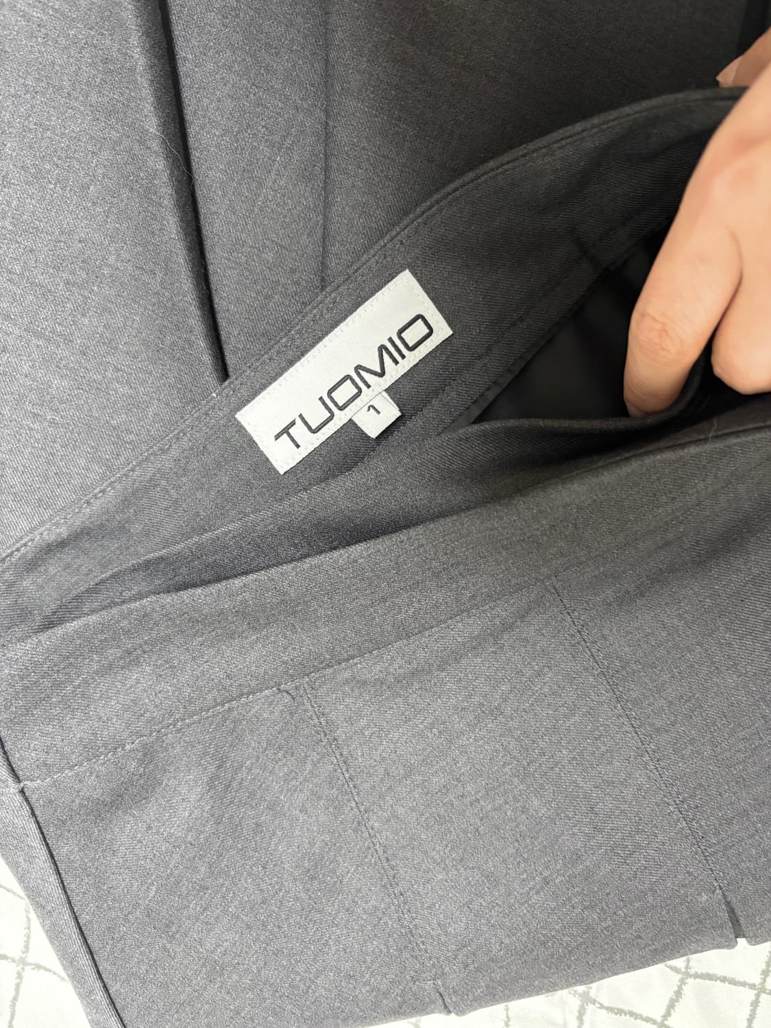 뚜오미오 랩 플리츠 스커트 차콜 허그유어스킨 코이세이오 상품이미지7