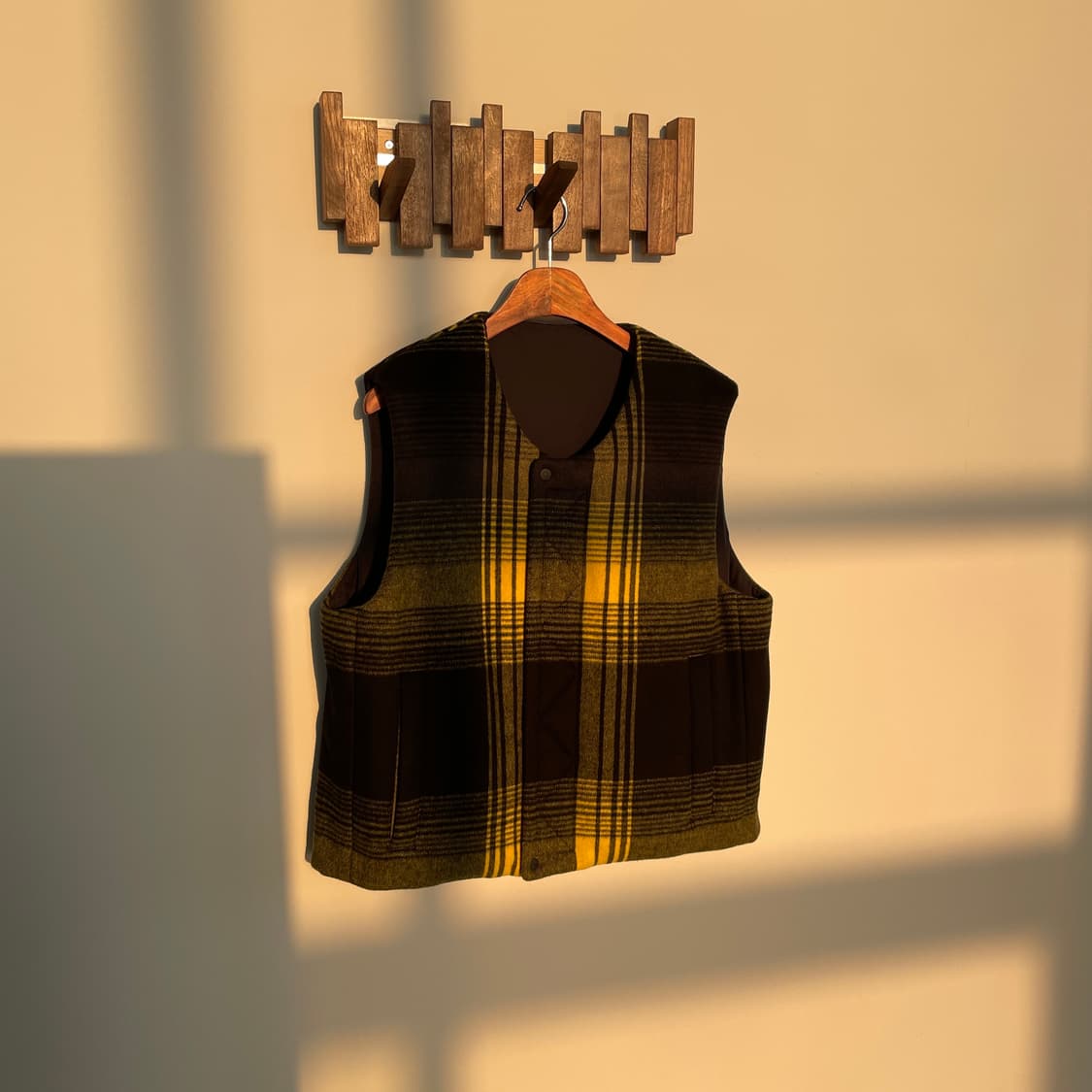 코스 x yeboah 체크 리버시블 길렛 블랙 옐로우 상품이미지1