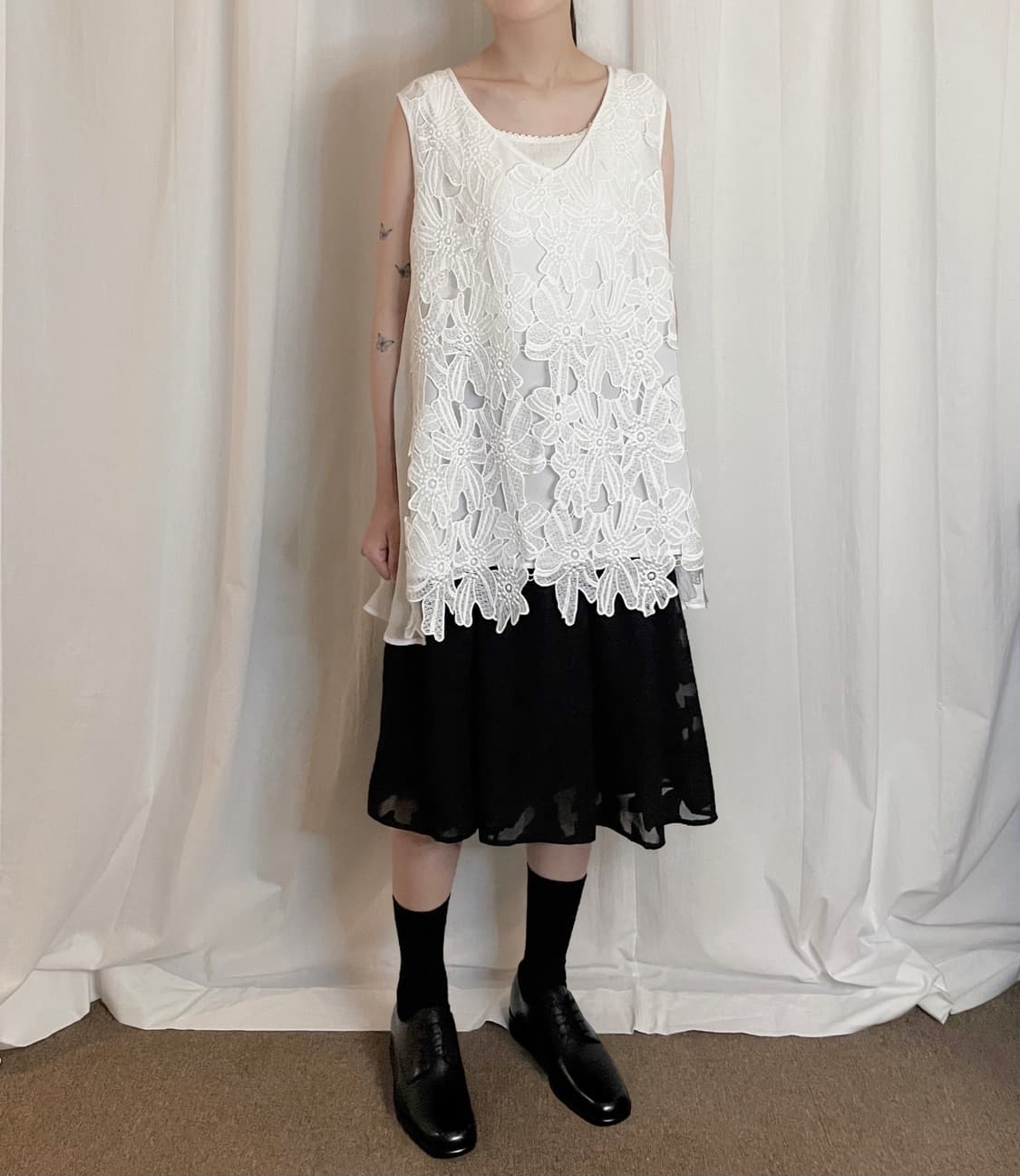 Floral Embroidery Sleeveless Top - White 상품이미지3