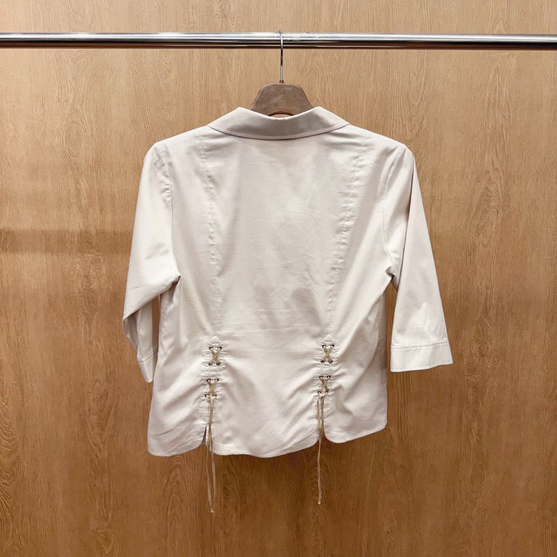 간사이 비즈 7부 셔츠 히든버튼 아일렛 스트링 디테일 슬림핏 베이지 상품이미지3