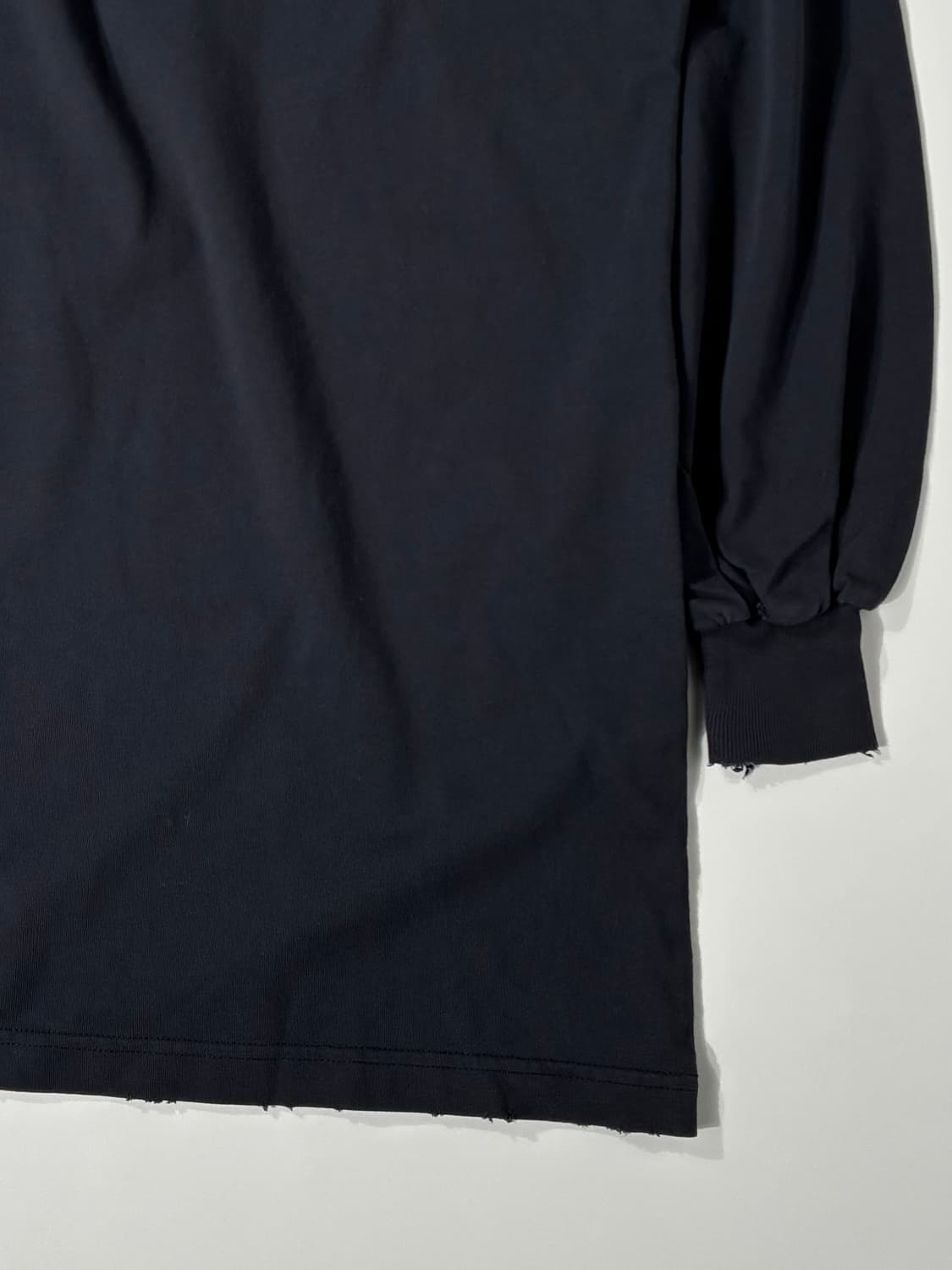 발렌시아가 비카인드 베를린 디스트레스드 롱슬리브 페이디드 블랙 1사이즈 상품이미지3