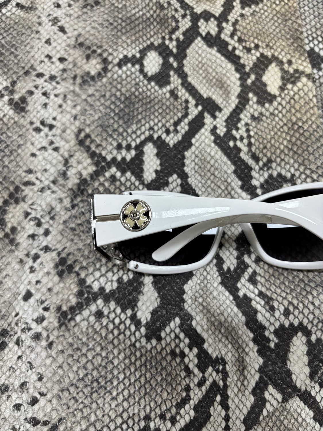 “Vintage” Gothic Detail White sunglasses 상품이미지6