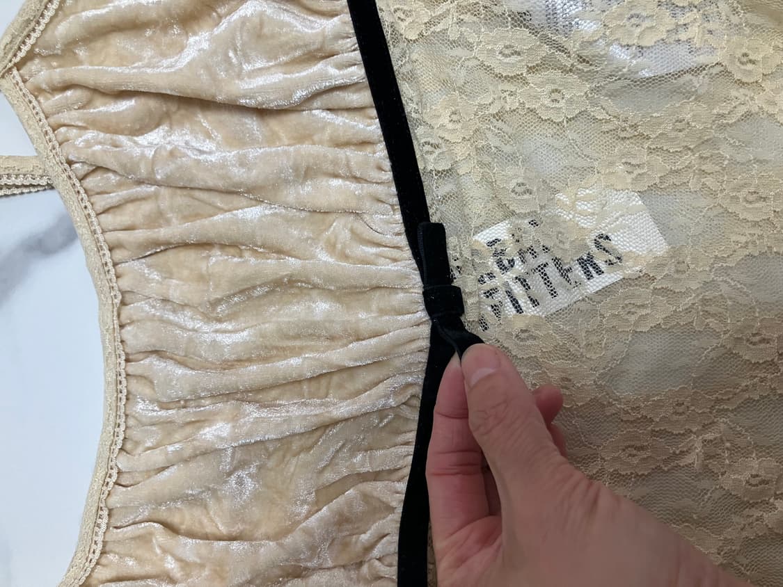 kimchi blue 벨벳 리본 레이스 시스루 캐미 나시 탑 상품이미지3