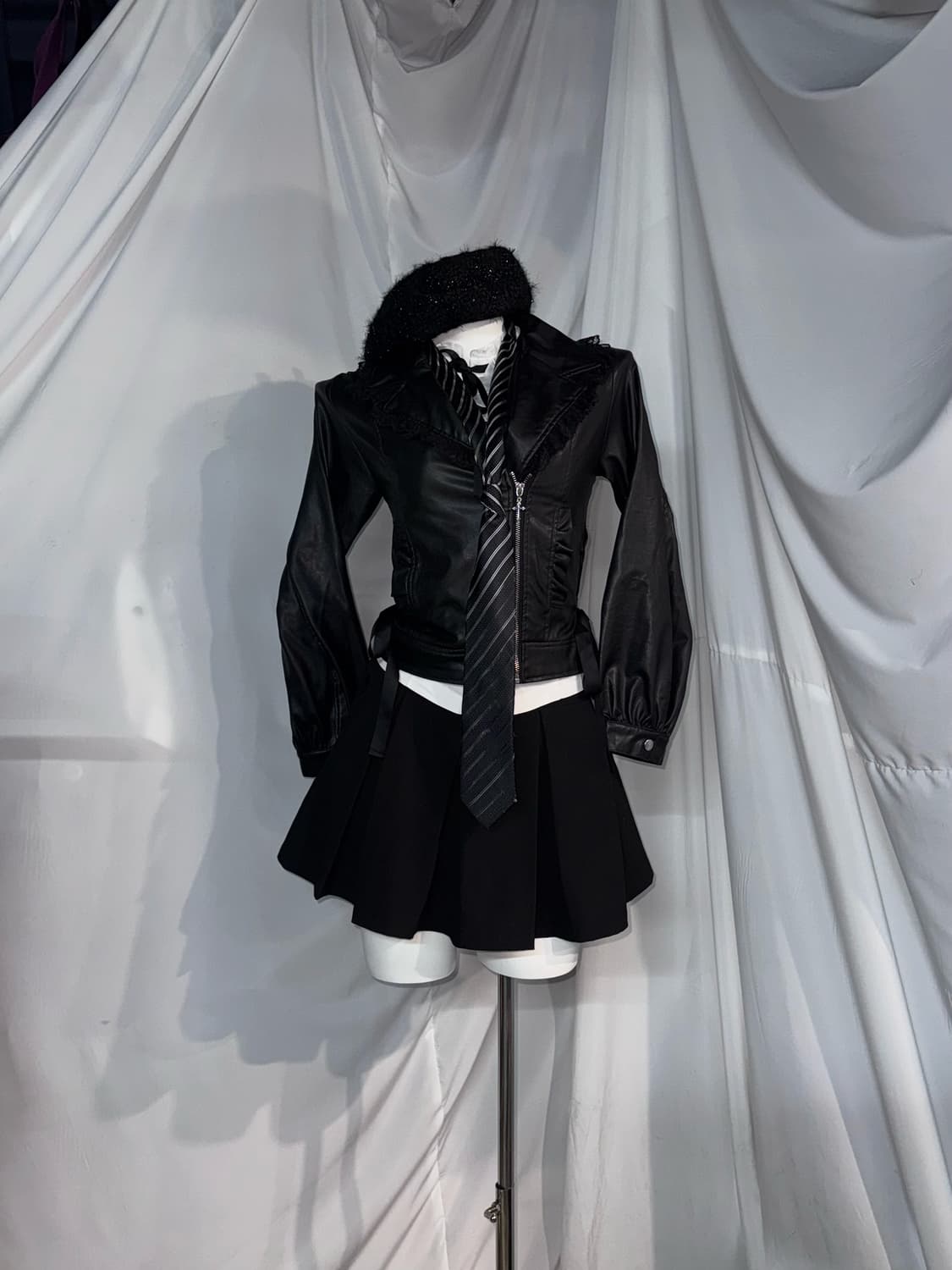 공겜여주깔 무채색 아일렛 디테일 레더 코디세트 상품이미지10