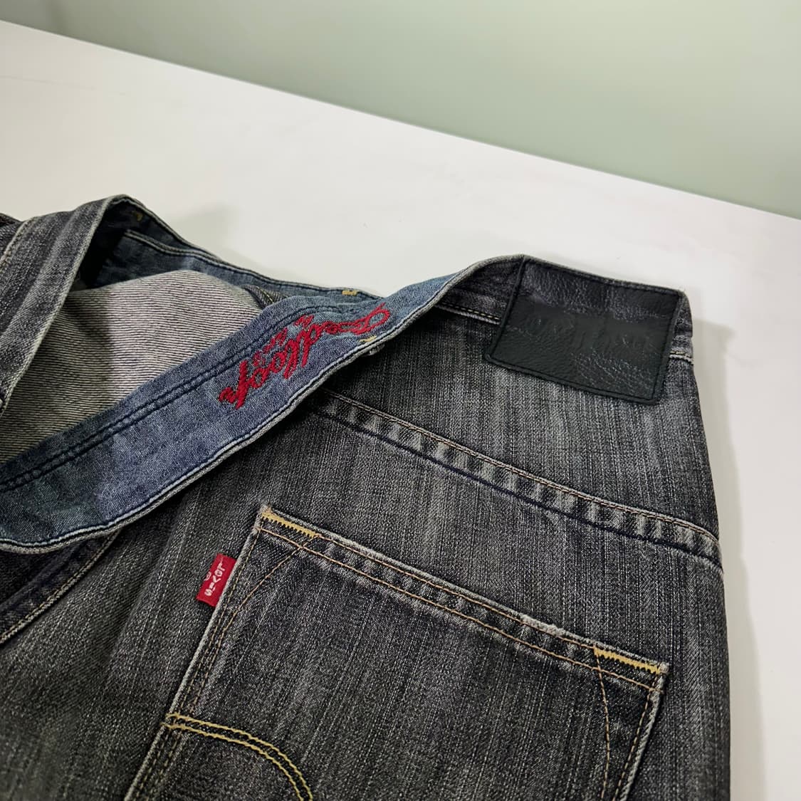 32 L 리바이스702 일자핏 블랙그레이워시드 옐로우스티치 데님팬츠 상품이미지1