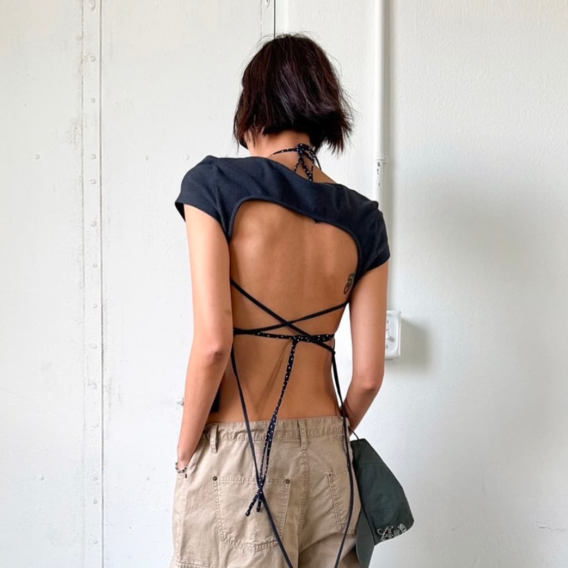 에스이오 OPEN BACK CAP SLEEVE TOP ASH BLACK 상품이미지3
