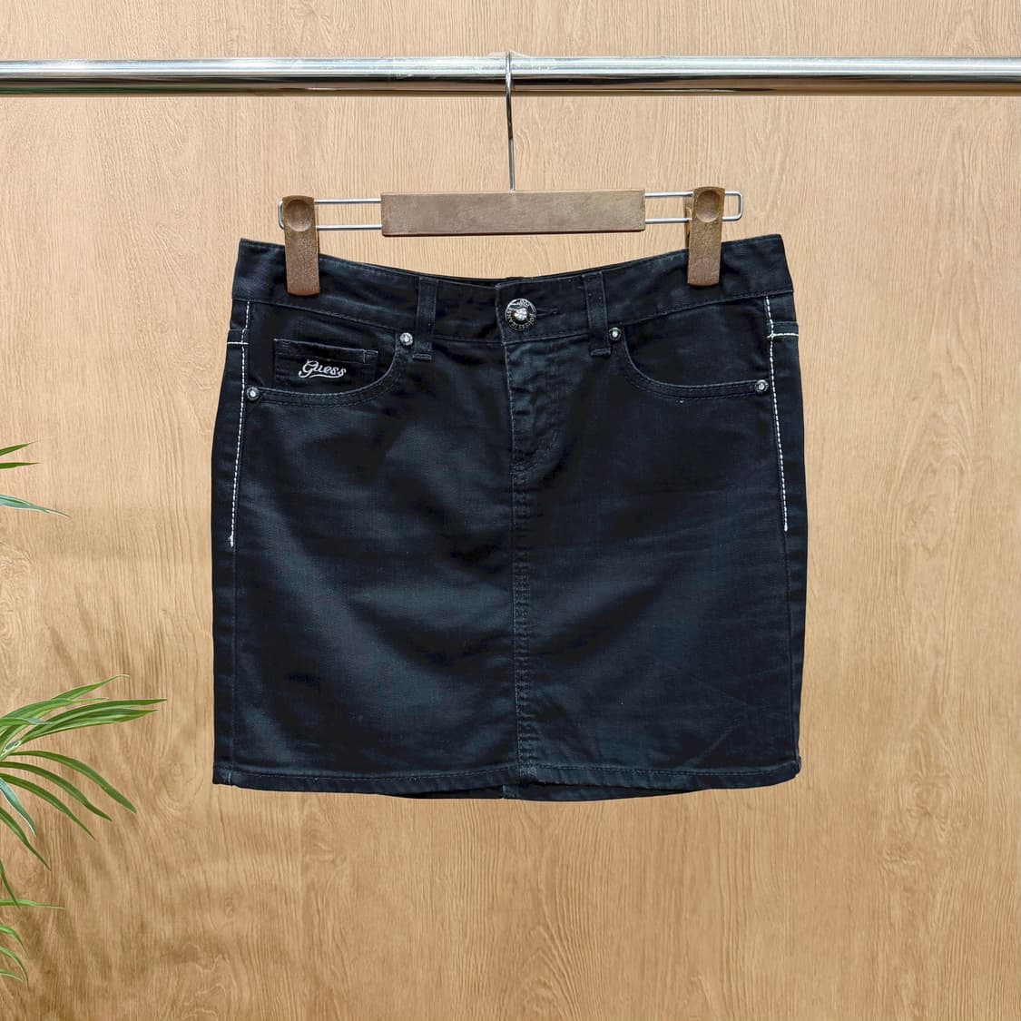 게스 진스 코튼 미니 스커트 로고 레터링 자수 큐빅 장식 H라인 블랙 상품이미지1