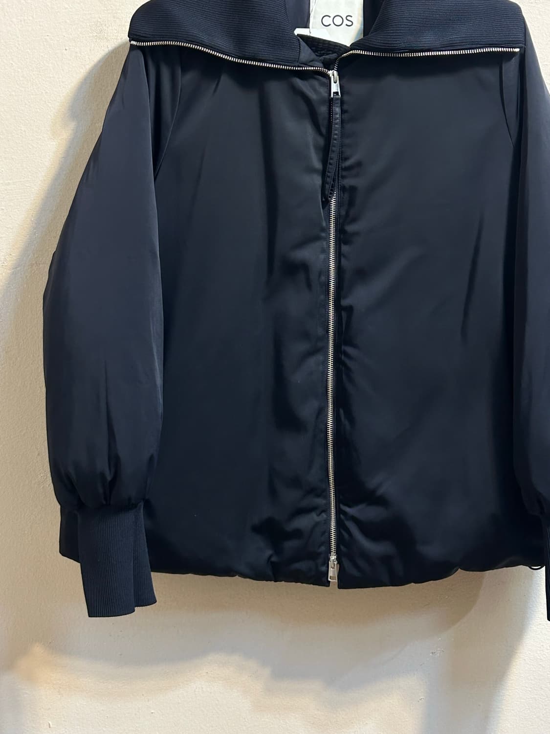 코스 퍼프 슬리브 하이넥 패딩 상품이미지3