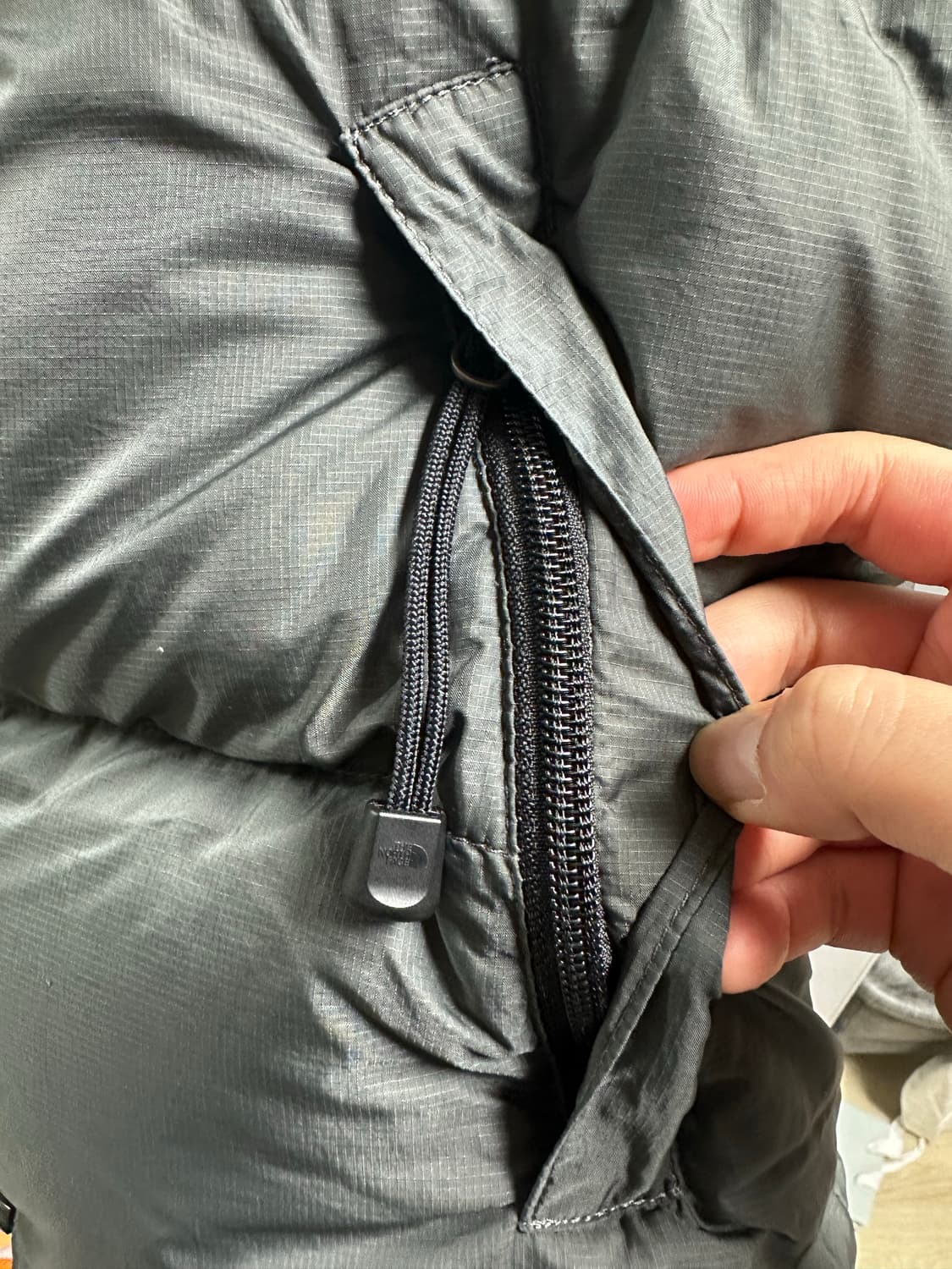 NORTHFACE 노스페이스 차콜 중앙 로고 조끼 패딩 상품이미지4