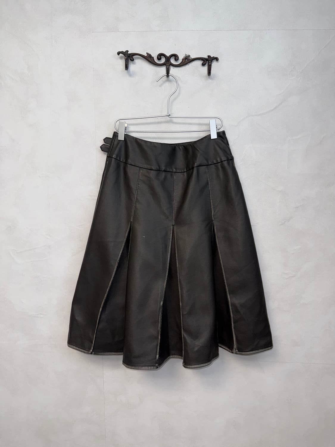 Aging black eco leather belted pleats sk 상품이미지3