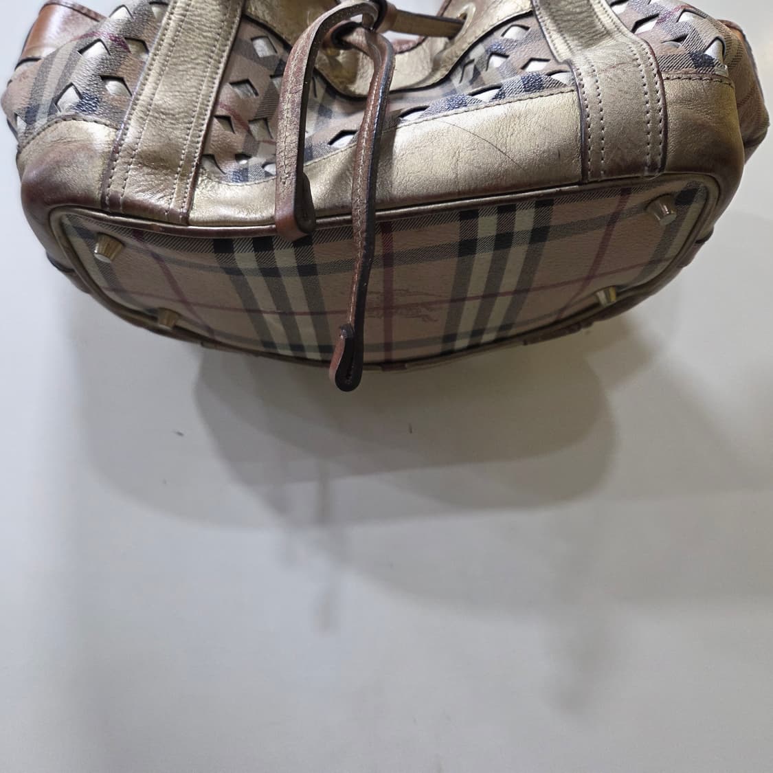 버버리 버킷 숄더 상품이미지4