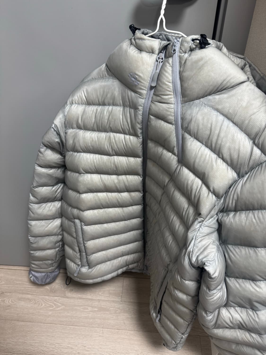 [2] 산산기어 서픽스 푸퍼 자켓 패딩 그레이 24fw 상품이미지2