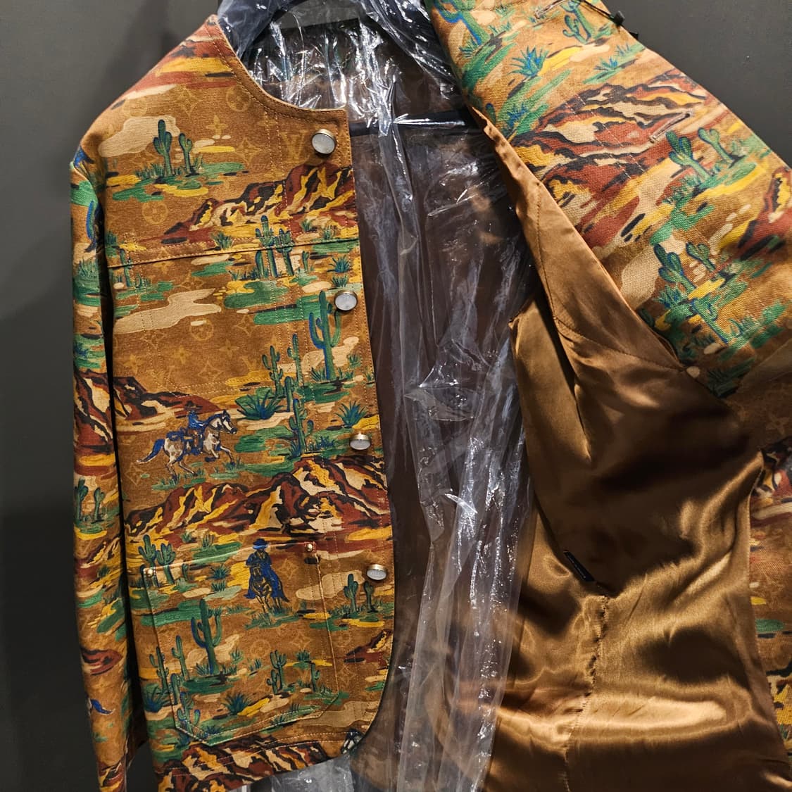 루이비통 웨스턴 컬렉션 카모플라쥬 퍼렐 카라리스 자켓 상품이미지7