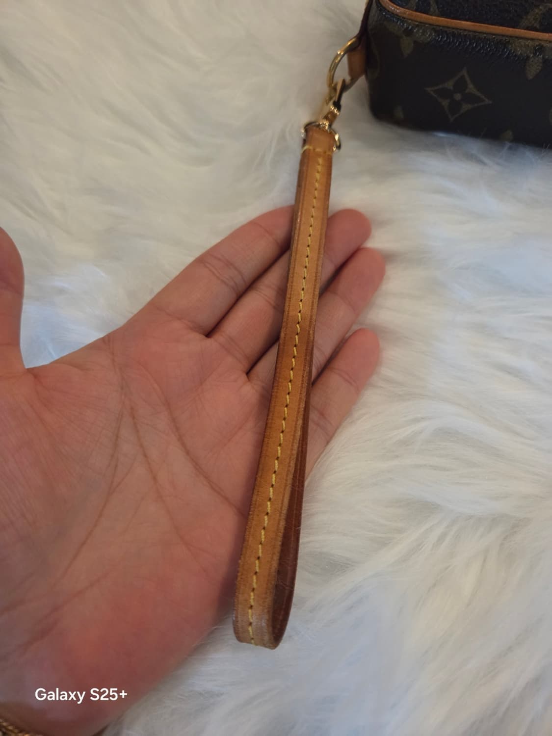 루이비통 모노그램 미니 파우치 with 스트랩 상품이미지3