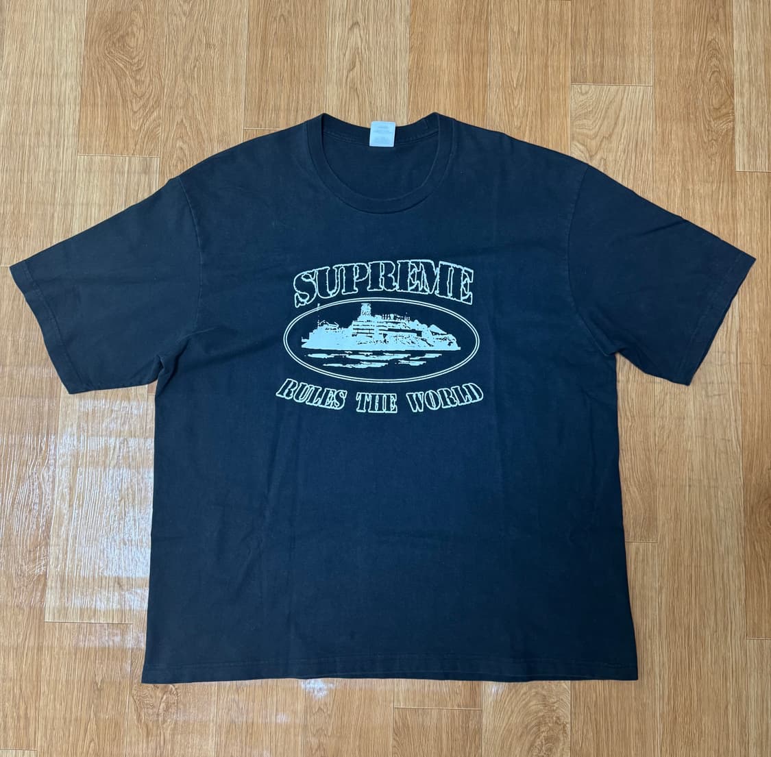 슈프림 x 코르테이즈 룰즈 더 월드 티셔츠 블랙 - 23FW 상품이미지1