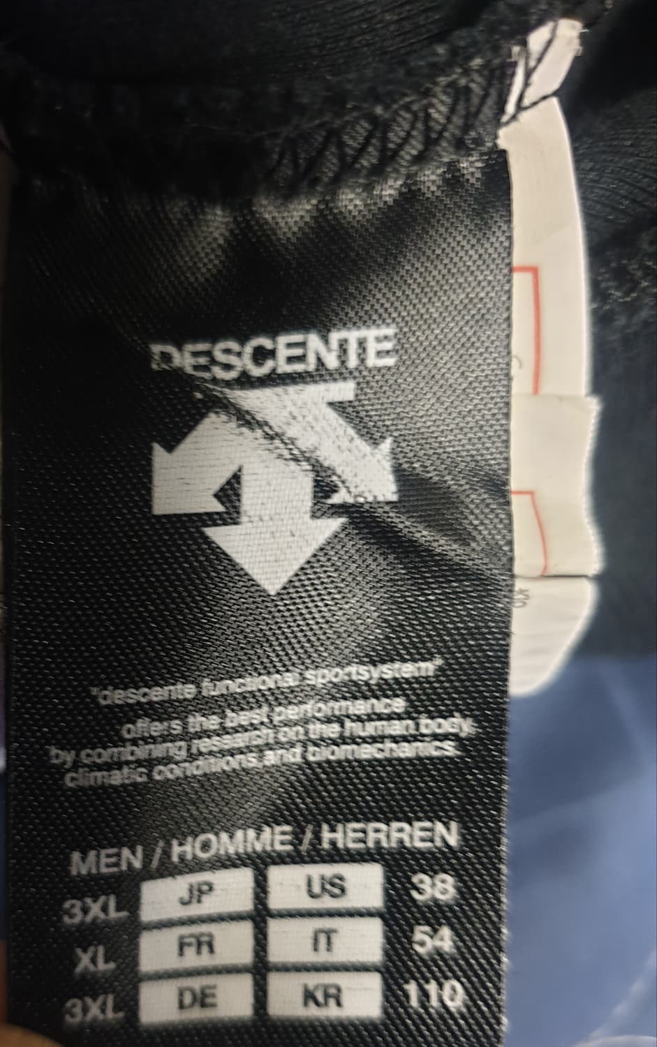 (단종매물) 데상트 실리콘 레터링 박스로고 후드티 블랙 (110) 상품이미지4