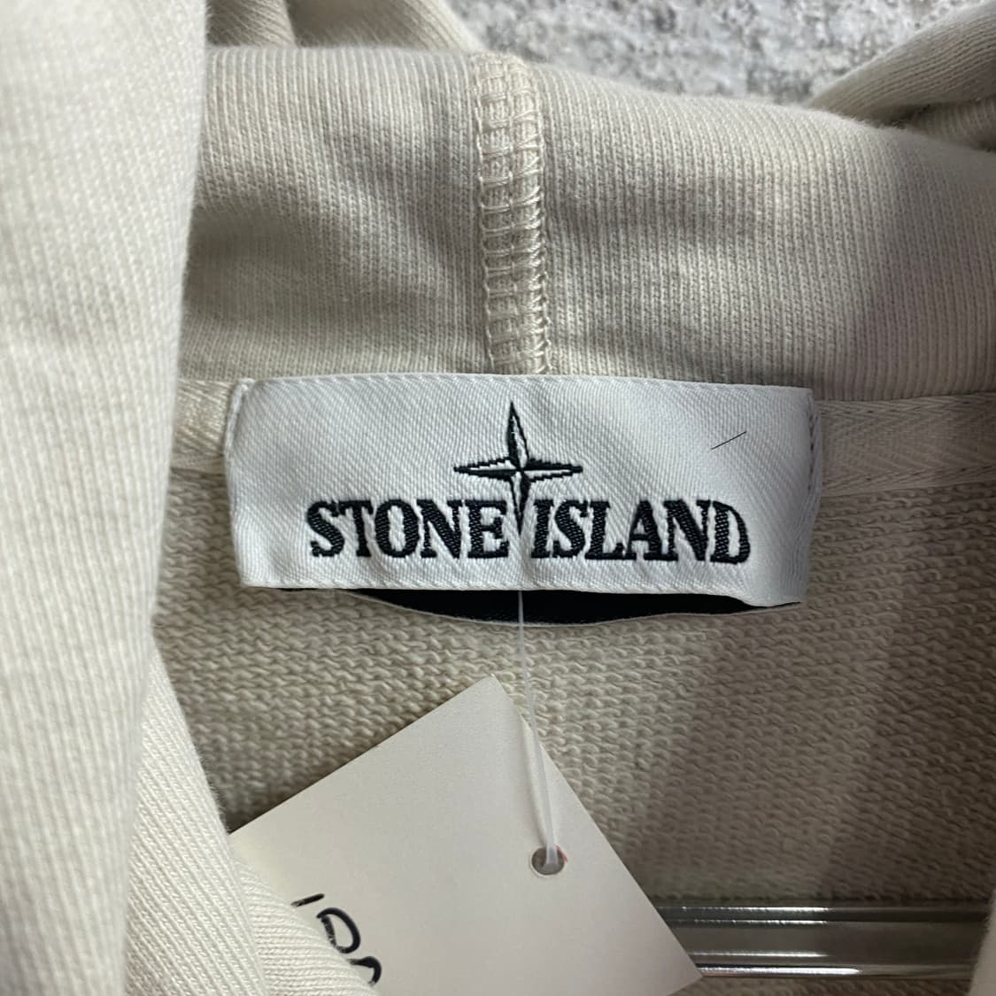 스톤아일랜드 와펜 크림 후드 티 B3204 상품이미지4